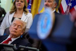 چرت زدن ترامپ در نشست کاخ سفید، دستمایه طنز فرماندار کالیفرنیا شد