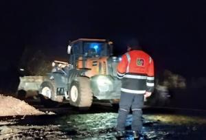 ریزش سنگ در جاده چالوس و انسداد یک راه روستایی در طالقان