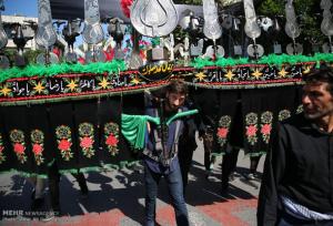 مراسم علم‌کشی حسینی در دهه دوم محرم در قرچک برگزار شد