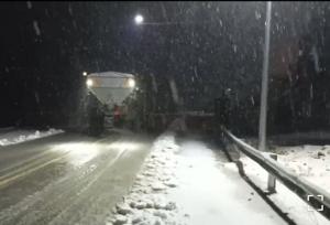 برف روبی و نمک پاشی محدوده گردنه ژالانه به همت راهداران سروآباد