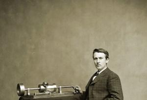 تصویری دیده نشده از ادیسون در کنار اختراع حیرت‌انگیزش