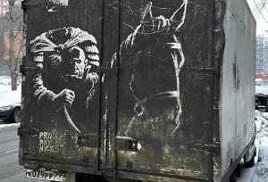 هنرمندی که از گرد و غبار، بوم نقاشی می‌سازد