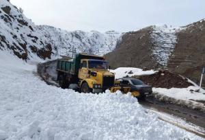 بارش نخستین برف پاییزی در گردنه ته‌ته پاوه