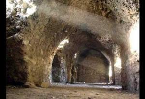 سفری به تاریکی و نور؛ تجربه راهروهای قلعه «هزار در» دره‌شهر