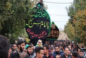 پرچم‌گردانی امام حسین(ع) در قیامدشت با حضور گسترده مردم