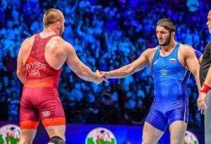 جدال ستارگان کشتی روس در یک مسابقه نمادین