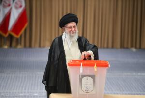 سی ان ان: حضور رهبر ایران در نخستین ساعات صبح پای صندوق رأی