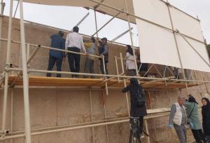 کتیبه سه‌زبانه داریوش اول در تخت جمشید در معرض بازدید گردشگران قرار می‌گیرد