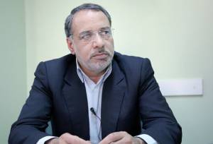 آرین‌منش: به لحاظ کارآمدی و ایجاد رفاه همچنان با تحقق کامل آرمان‌های انقلاب فاصله داریم