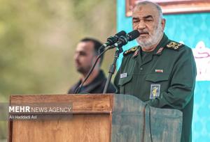 امدادگران در میان امواج آتش دفاع مقدس به یاری رزمندگان می‌شتافتند