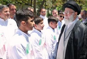 دیدار رهبر انقلاب با افتخارآفرینان کاروان دانش‌آموزی امید ایران