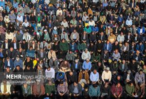 نجوای مردم یزد برای طلب باران رحمت الهی با حضور پیکر شهید گمنام
