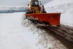 بارش برف در کهگیلویه و بویراحمد؛ تردد فقط با زنجیر چرخ امکان پذیر است