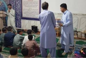 ۲۵۰ بسته لوازم التحریر به دانش آموزان روستای چاه شور دلگان اهدا شد