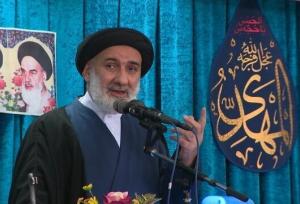 امام جمعه شهرکرد: ۱۳ آبان مصداق عملی مبارزه ملت ایران با استکبار بود