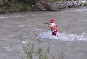 امدادگران فرد گرفتار در رودخانه کرج را نجات دادند