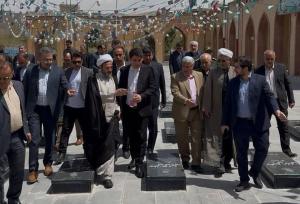 ادای احترام استاندارکردستان به مقام شهدای بیجار ودیدار با خانواده شهدا