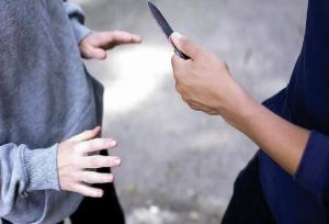 سرقت به عنف و زورگیری از جرایم سنگین محسوب می‌شود