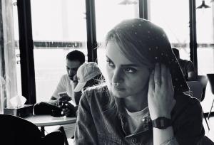 بیتایِ آوای باران با چهره‌ای غمگین در فرودگاه