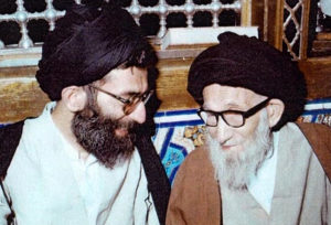 تصویر رهبر انقلاب در کنار مادرشان در دهه ۶۰