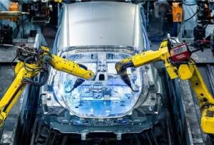 قیمت جهانی مواد اولیه در برابر قیمت دستوری خودرو و درآمد غیرجهانی مردم!