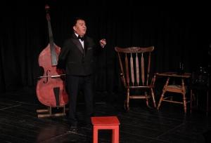 نمایش «کوْنترباس»؛ روایت تنهایی یک نوازنده روی صحنه تبریز