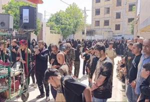 حضور عزاداران حسینی در مقابل منزل شهید «سید حسین موسوی»