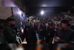 اهدای نشان مادری به مادر شهید رئیسی در اجتماع ۱۰ هزار نفری مشهدی‌ها