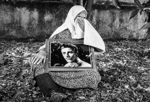 مادر شهید سیامک عباسی دیده در نقاب خاک کشید
