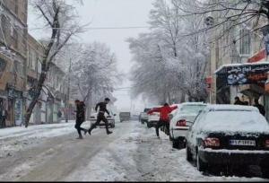ابراز شادمانی جوانان سقزی از بارش برف