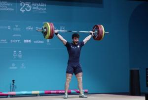 رقابت وزنه‌بردار خوزستانی در مسابقات بین‌المللی جام فجر