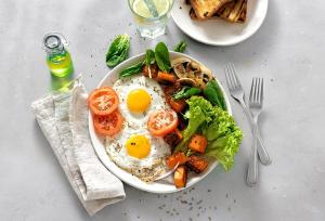 ۶ خوراکی سالم و انرژی‌بخش برای صبحانه سالمندان