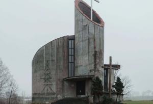 معماری خشن یک کلیسا در لهستان جلب توجه کرد