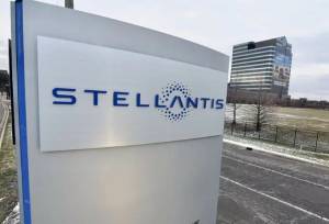 معاملات سهام سومین خودروساز بزرگ جهان متوقف شد 