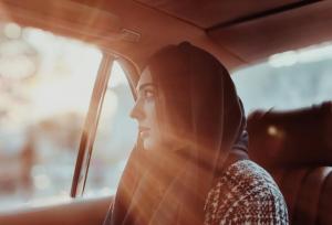 ژست‌های دلبرانه نگار خانم سریال عملیات مهندسی در ماشین