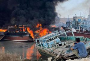 مهار آتش‌سوزی یک فروند شناور باربری در اسکله کیش