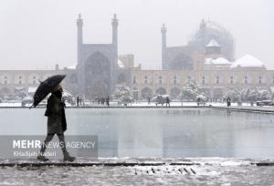 هوای اصفهان برفی و پاک است