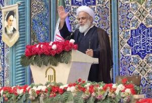 امام جمعه آبیک: گرانی و تورم فشار بر مردم را تحمل‌ناپذیر کرده است