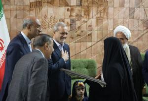 رئیس‌جمهور در دیدار با نخبگان از بانوی مقاوم کرمانشاهی تجلیل کرد