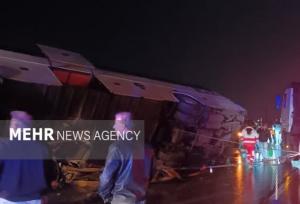 تکمیلی؛ ۱۳ نفر در حادثه واژگونی اتوبوس گرمسار مصدوم شدند