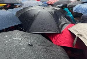 بارش شدید باران در محل مراسم افتتاحیه +فیلم
