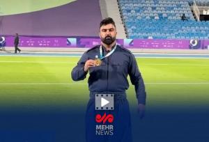 یاسین خسروی با لباس کردی و مدال طلا