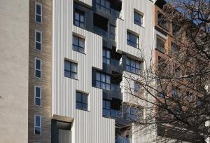 معماری مینیمال این ساختمان در قیطریه دیدنی است