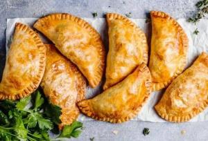 طرز تهیه پیراشکی پیتزایی خانگی با خمیر نرم و کش‌دار