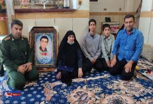 تجلیل از خانواده شهید دانش آموز رضا امینی در بهمئی