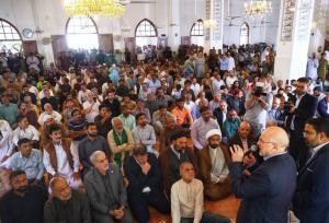 قالیباف در نماز جمعه شهر کراچی شرکت کرد