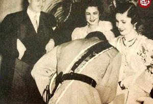 محمدرضا پهلوی در حال بوسیدن دست همسر اولش در مصر