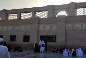 محروم شدن زنان از مشاهده قبرستان بقیع با اجرای طرح دیوارکشی + فیلم