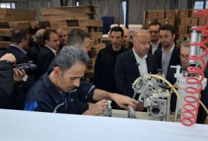 وزیر تعاون از واحد تولیدی لامپ‌های کم‌مصرف در البرز بازدید کرد