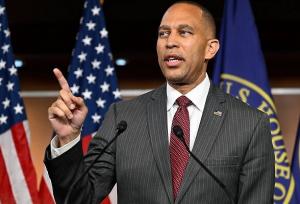 رهبر دموکرات‌ها در مجلس نمایندگان آمریکا: وزیر دفاع باید برکنار شود